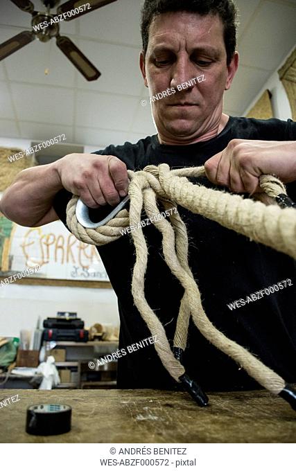 Ropemaking, Espartero adjusting the tension of a rope