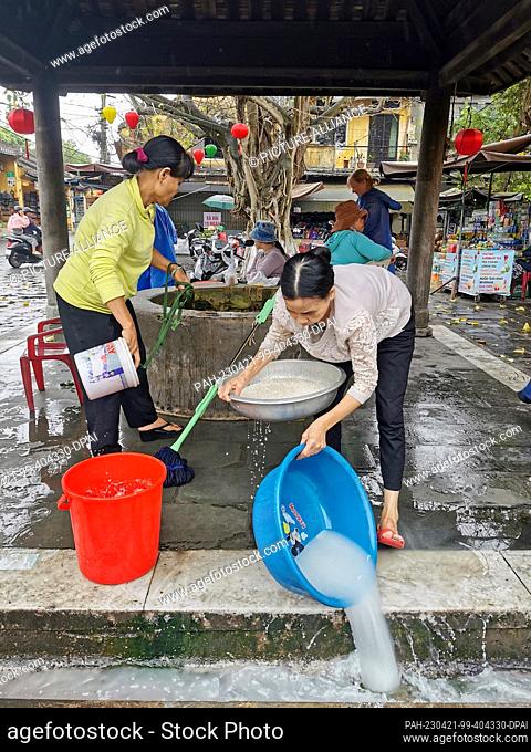 02 March 2023, Vietnam, Hoi An: Women wash rice at a fountain in Hoi An market. Photo: Alexandra Schuler/dpa. - Hoi An/Vietnam