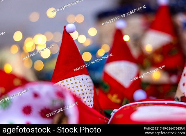 16 December 2023, Brandenburg, Leuthen: Decorative Christmas items are on display at a stall at a small Advent market. Advent and Christmas markets are also...