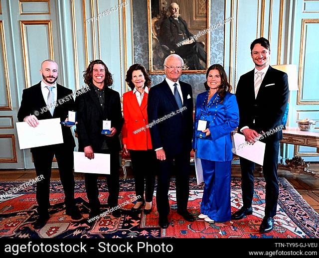 STOCKHOLM 20230417 Drottning Silvia och kung Carl Gusaf delar ut medalj för förtjänster om svensk idrott till fr v innebandyspelaren Alexander Galante Carlström