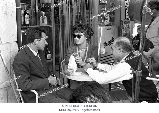 Italian director Luigi Comencini and Italian actorsi Walter Chiari (Walter Annichiarico) and Anna Maria Ferrero (Anna Maria Guerra) sitting at the table in a...