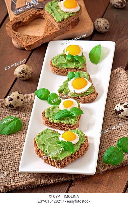 Sandwich with avocado paste and egg