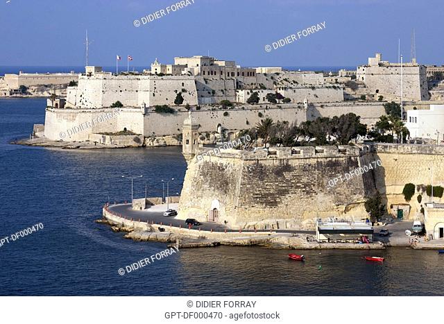 REMPARTS OF THE SAINT-MICHAEL FORT IN SENGLEA IN THE FOREGROUND WITH, IN THE BACKGROUND, THE SAINT ANGELO FORT IN VITTORIOSA (OR BIRGU) AND THE FORT RICASOLI...