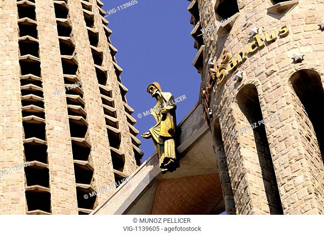 SPAIN, BARCELONA, 22.02.2009, Sculpture of the risen Christ above the Passion facade (by Josep Maria Subirachs). Temple Expiatori de la Sagrada Família (-Templo...