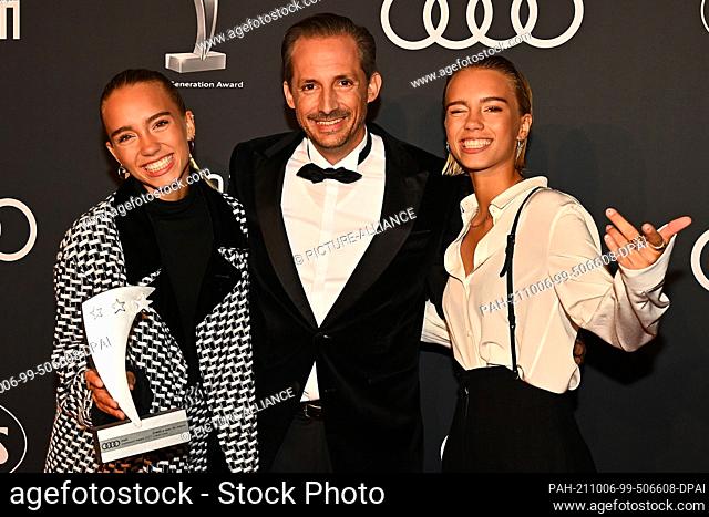 06 October 2021, Bavaria, Munich: Lisa (l.) and Lena, influencers and winners in the ""Creative"" category, and Christoph Kull