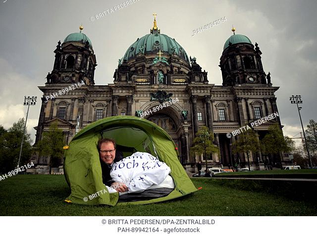 dpatop - The chairman of the Church congress, Carsten Kranz lies in a tent before the Berlin Cathedral in Berlin, Germany, 18 April 2017