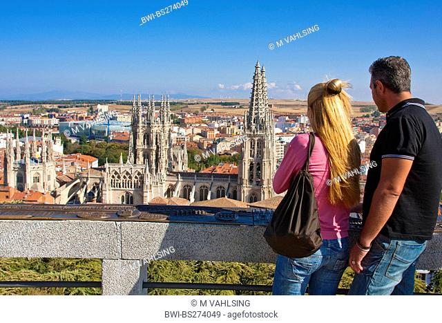 couple at a gazebo looking on the city dominated by the cathedral, Spain, Kastilien und Len, Burgos