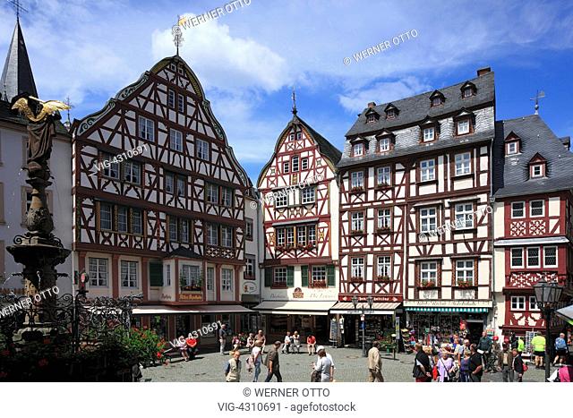 D-Bernkastel-Kues, health spa, Moselle, Middle Moselle, Rhineland-Palatinate, market place, half-timbered house, St. Michael fountain, people