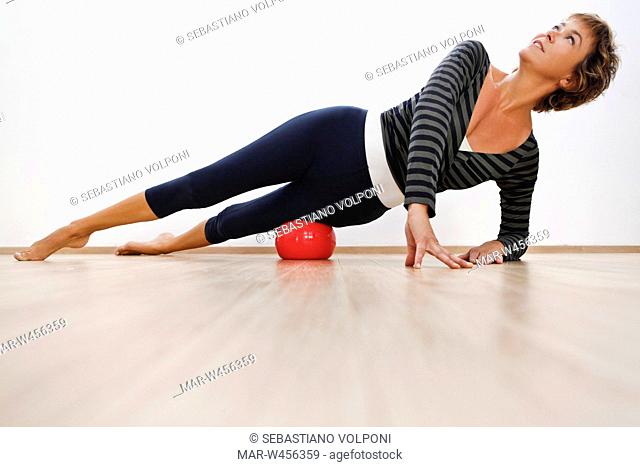 donna in palestra che pratica body rolling