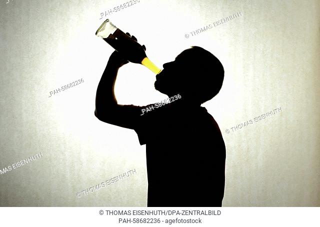ILLUSTRATION - A man drinks from a bottle of whisky in Dresden (Saxony), Germany, 21 May 2015. Photo: Thomas Eisenhuth/dpa -NO WIRE SERVICE- | usage worldwide