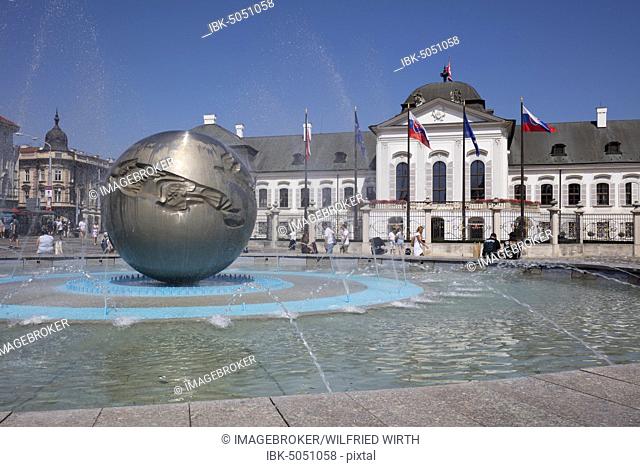 Fountain in front of the Presidential Palace, Palais Grassalkovich, Bratislava, Slovakia, Europe