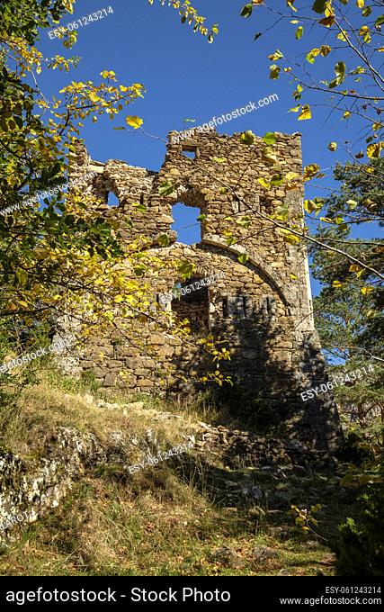 Tower of Felipe II, - castillo viejo -, old lookout tower that defended the passage, Roman road, Boca del Infierno route, Valley of Hecho, western valleys