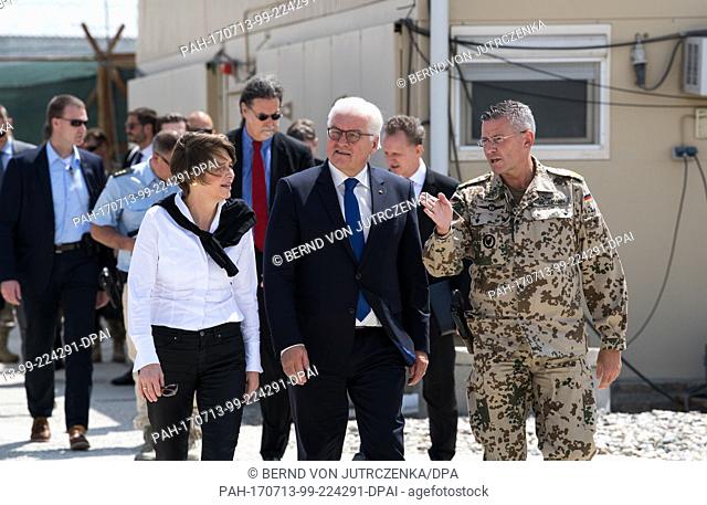 German President Frank-Walter Steinmeier (c) and his wife Elke Buedenbender (l)Â with the congingent commander of the German operational contingent Brigadier...