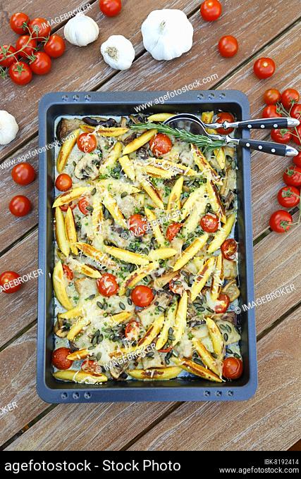 Swabian cuisine, Bubaspitzle with vegetables from the oven, potato dough, Schupfnudeln, potato noodles, baked oven vegetables, grated cheese, cherry tomatoes