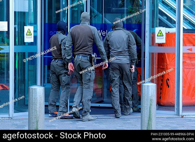 05 October 2023, North Rhine-Westphalia, Duesseldorf: SEK police officers enter Uniper headquarters during a Greenpeace action