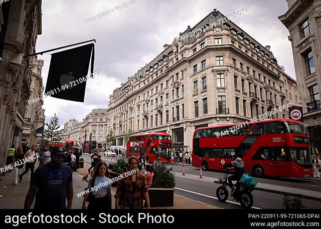 11 September 2022, Great Britain, London: A black flag with the Apple logo and mourning floor hangs outside an Apple store on Regent Street