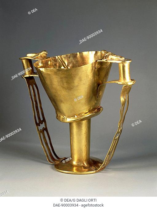 Greek civilization. Goldsmithery. Golden goblet with birds on the handles, known as Cup of Nestor. From Mycenae, Grave Circle A, Tomb IV