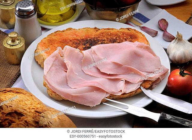 Toasted bread with tomatoes and sliced ham, Pan con tomate y lonchas de jamón