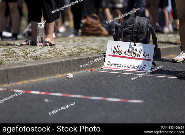 'Black Lives Matter' demonstration versus racism on the Strasse des 17. Juni. Berlin, June 27, 2020 | usage worldwide. - Berlin/Berlin/Deutschland