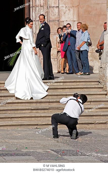 wedding photographer taking a picture of a bride on the cathedral stairs, Spain, Kastilien und Len, Burgos