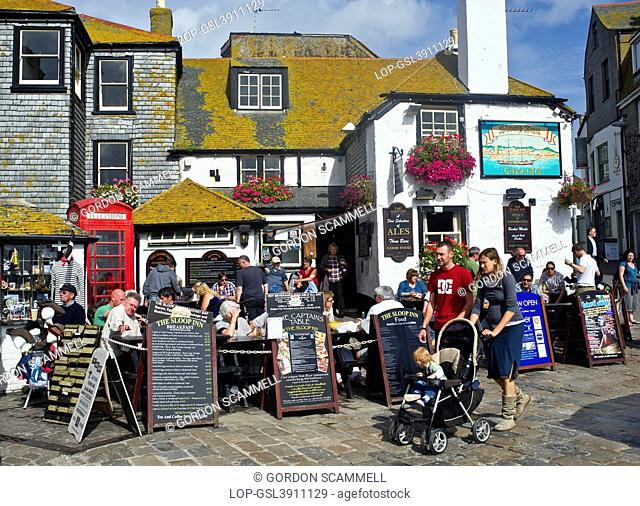 England, Cornwall, St Ives. Holidaymakers outside the Sloop Inn in St Ives