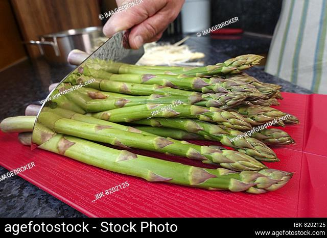 Swabian cuisine, cutting off the ends of asparagus, preparing Pfitzauf with asparagus salad and honauforelle, green asparagus, vegetables, healthy cuisine