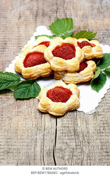 Puff pastry cookies filled with fresh strawberries