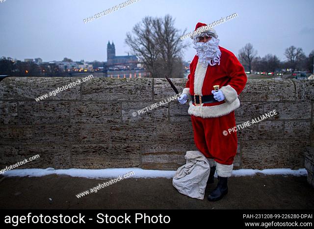 PRODUCTION - 06 December 2023, Saxony-Anhalt, Magdeburg: Enrico Peters dressed up as Santa Claus. Photo: Klaus-Dietmar Gabbert/dpa
