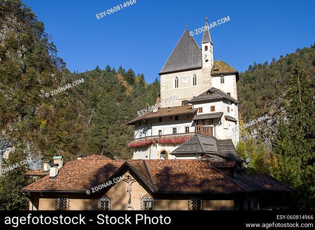 Das kleine Kloster San Romedio liegt in einem einsamen Tal auf einer schmalen Felsklippe im Gebiet des Val di Non