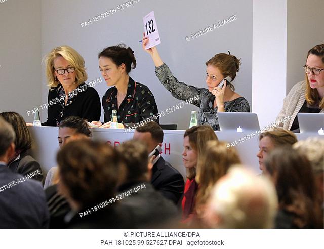 25 October 2018, Berlin: Employees of the auction house Grisebach accept telephone bids during the auction of the art dealer Bernd Schultz's collection