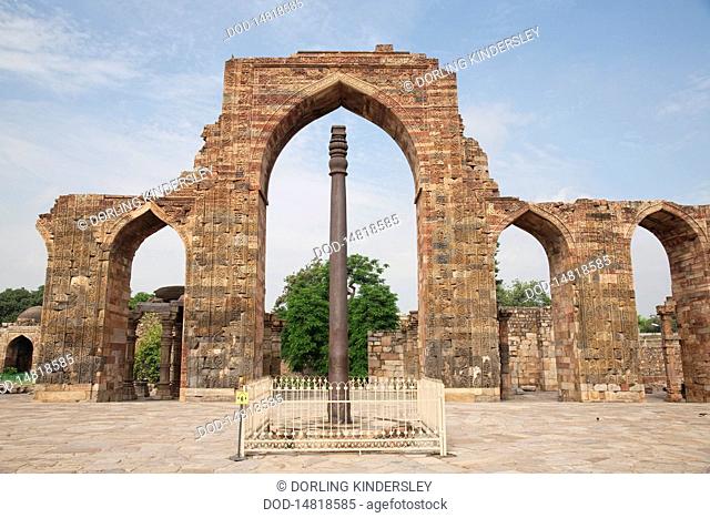 India, Delhi, Mehrauli, Qutb Complex, Iron Pillar and ruined arches