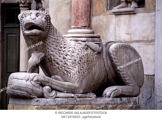 Italia, Emilia Romagna, Fidenza, St Donnino Cathedral, Marble Lion. . .