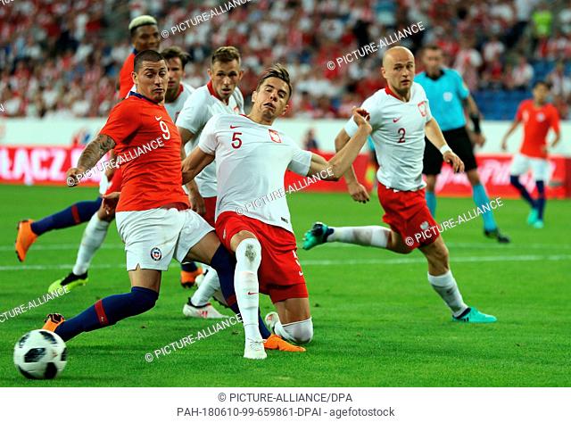 8 June 2018, Poznan, Poland: Soccer, Friendly Match Poland vs. Chile at the INEA Stadium Poznan: Jan Bednarek (R) from Poland and Chile's Nicolas Castillo (L)...