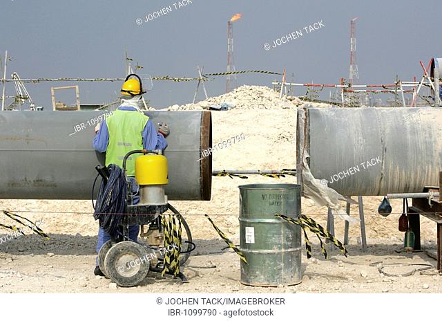Worker on the construction site of Pearl GTL, Gas to Liquid, where the Shell company are constructing until 2010 the world-wide largest refinery for the...