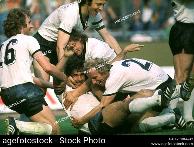 Football legend Gerd MUELLER died at the age of 75. Archive photo; jubilation Germany after the goal 2: 0 to goalschuetze Gerd MUELLER with v.li