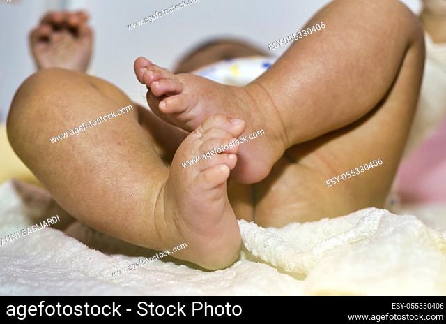 Changing the diaper to the baby, detail on the legs and feet