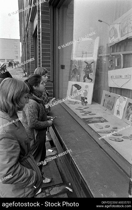 ***MARCH 21, 1975 FILE PHOTO***Exhibition of childrenÂ's drawings, in Osoblaha, Czechoslovakia, March 21, 1975. (CTK Photo/Vladislav Galgonek)