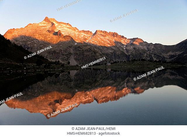 France, Hautes Pyrenees, Neouvielle peak and lake Aumar, Neouvielle park