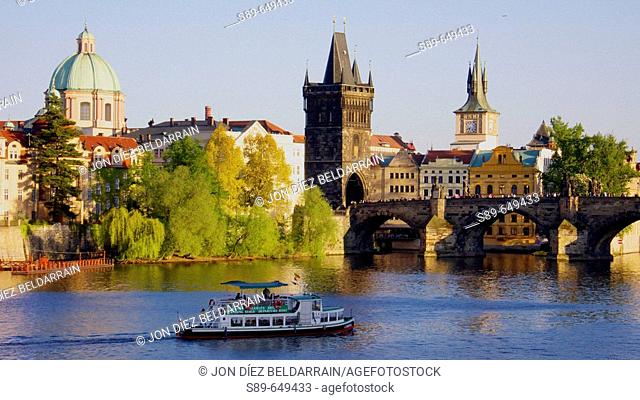 Vltava river. Prague. Czech republic. / Río Moldava. En el tramo urbano del Moldava hay 16 puentes. Destaca el Puente de Carlos con sus estatuas