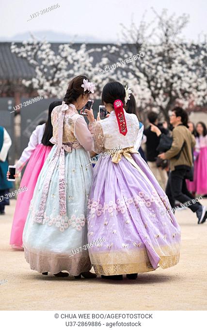 Young girls in Korean traditional costumes at Gyeongbokgung Palace, Seoul, Korea