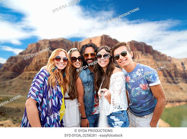 friends taking selfie by monopod at grand canyon