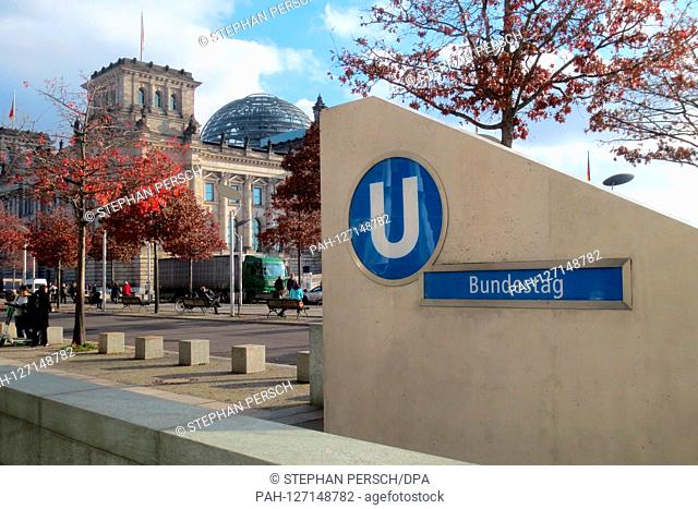 Eingang zum U-Bahnhof Bundestag am Reichstagsgebäude in Berlin-Tiergarten | usage worldwide. - Berlin/Germany