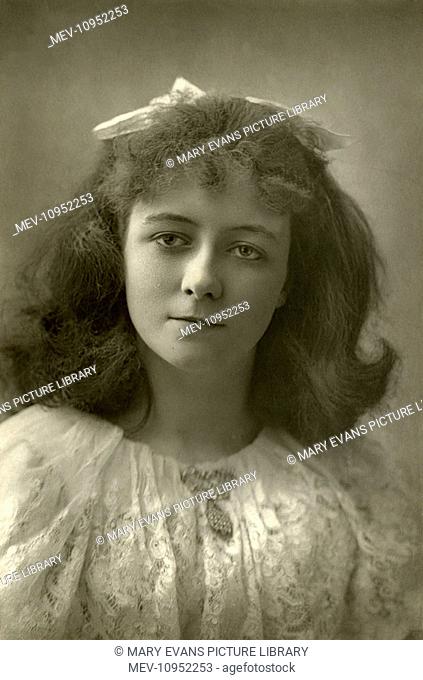 Cecilia Cissie or Cissy Loftus (1876-1943), Scottish actress, singer, mimic, vaudevillian, and music hall performer