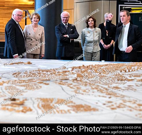 09 September 2021, Sweden, Kiruna: Federal President Frank-Walter Steinmeier (l) and his wife Elke Büdenbender (2nd from left) stand together with King Carl XVI...