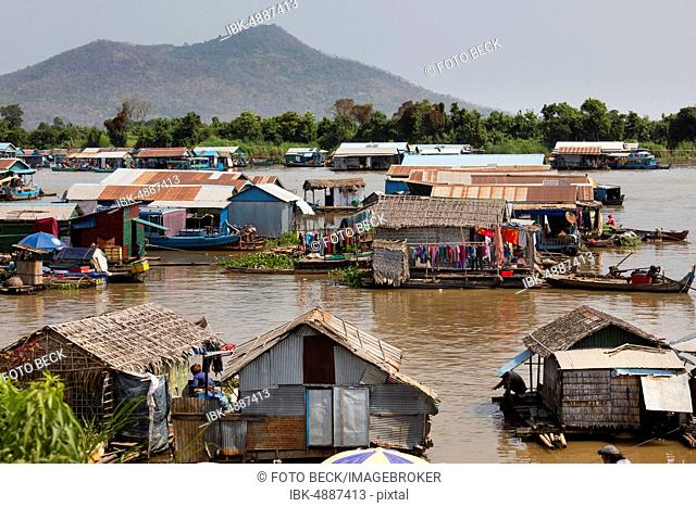 Floating villages with stilt houses, fishing village, boats at the Tonle Sap river, Kampong Chhnang, Cambodia