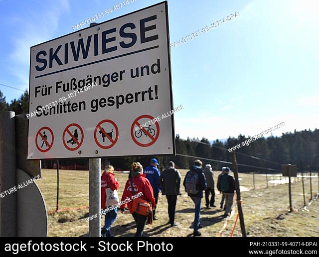 31 March 2021, Thuringia, Oberhof: A sign with the inscription ""Skiwiese"" stands at the edge of the Schuderbachswiese. According to NABU