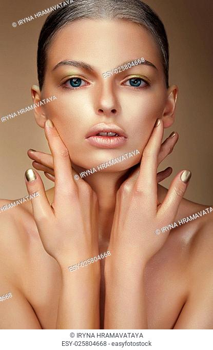 Vogue Style. Young Woman with Bronzed Skin
