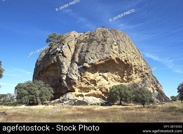 La Peña Gorda, an immense mass of syenite rock, with an average height of 40 meters and 70 meters in diameter, which dominates the plain in which it is located