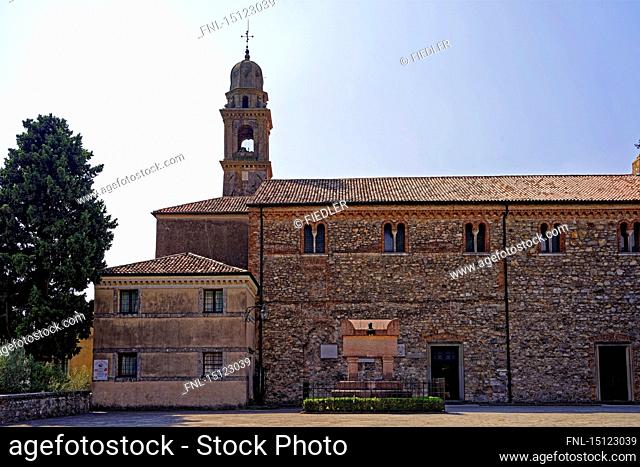 Tomba del Petrarca, Chiesa di Santa Maria Assunta, Arqua Petrarca, Venetia, Italy, Europe