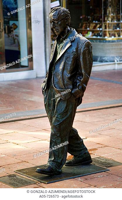 Statue of Woody Allen by Vicente Santarua, Oviedo. Asturias, Spain